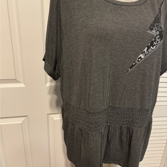 Torrid LoveSick Camo Grey Smocked Crew T- Shirt Lightning Bolt 2X - Picture 8 of 8